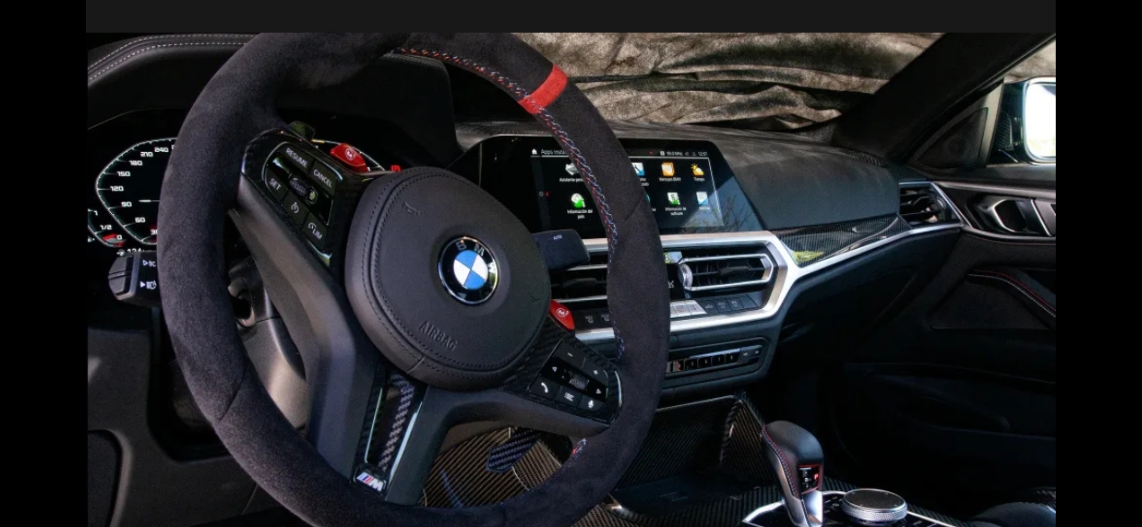 BMW M4 CSL — instrumentpanel med kolfiberdetaljer
