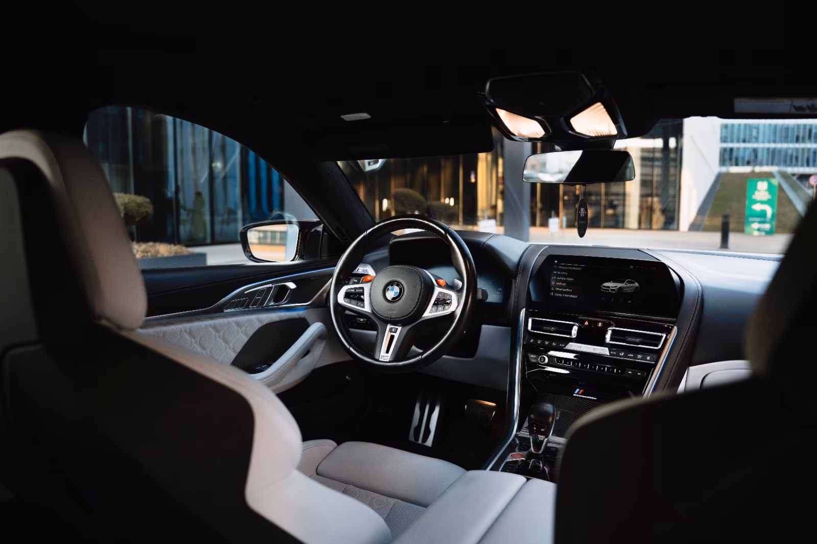 BMW M8 Competition — cockpit med kolfiberinteriör