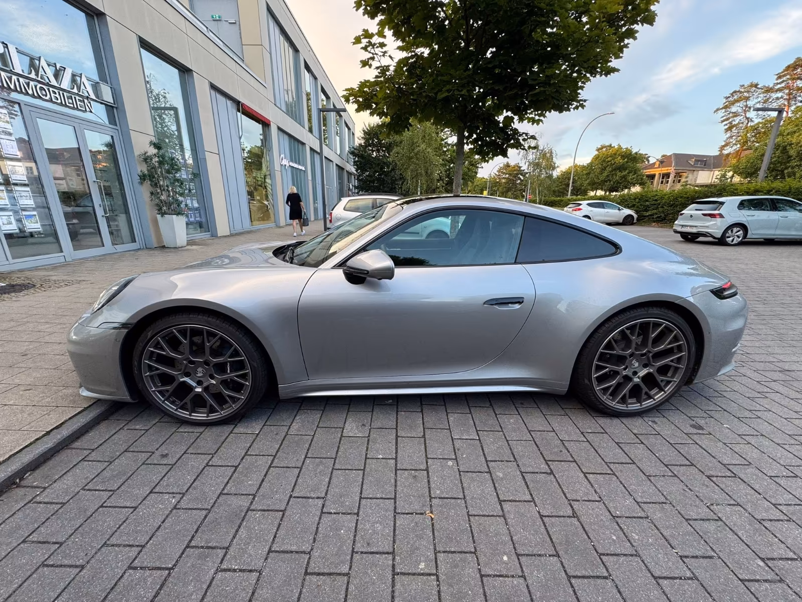 Porsche 992 Carrera — sidoprofil i Silvermetallic