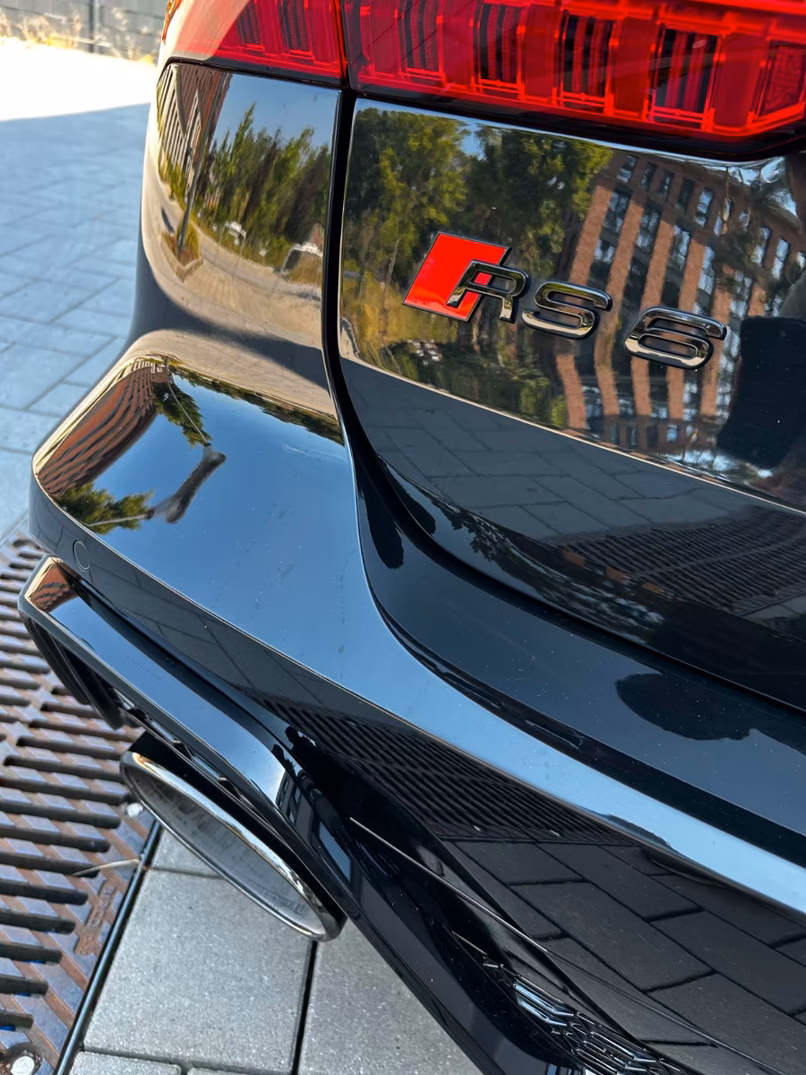Audi RS6 Performance — RS6-emblem